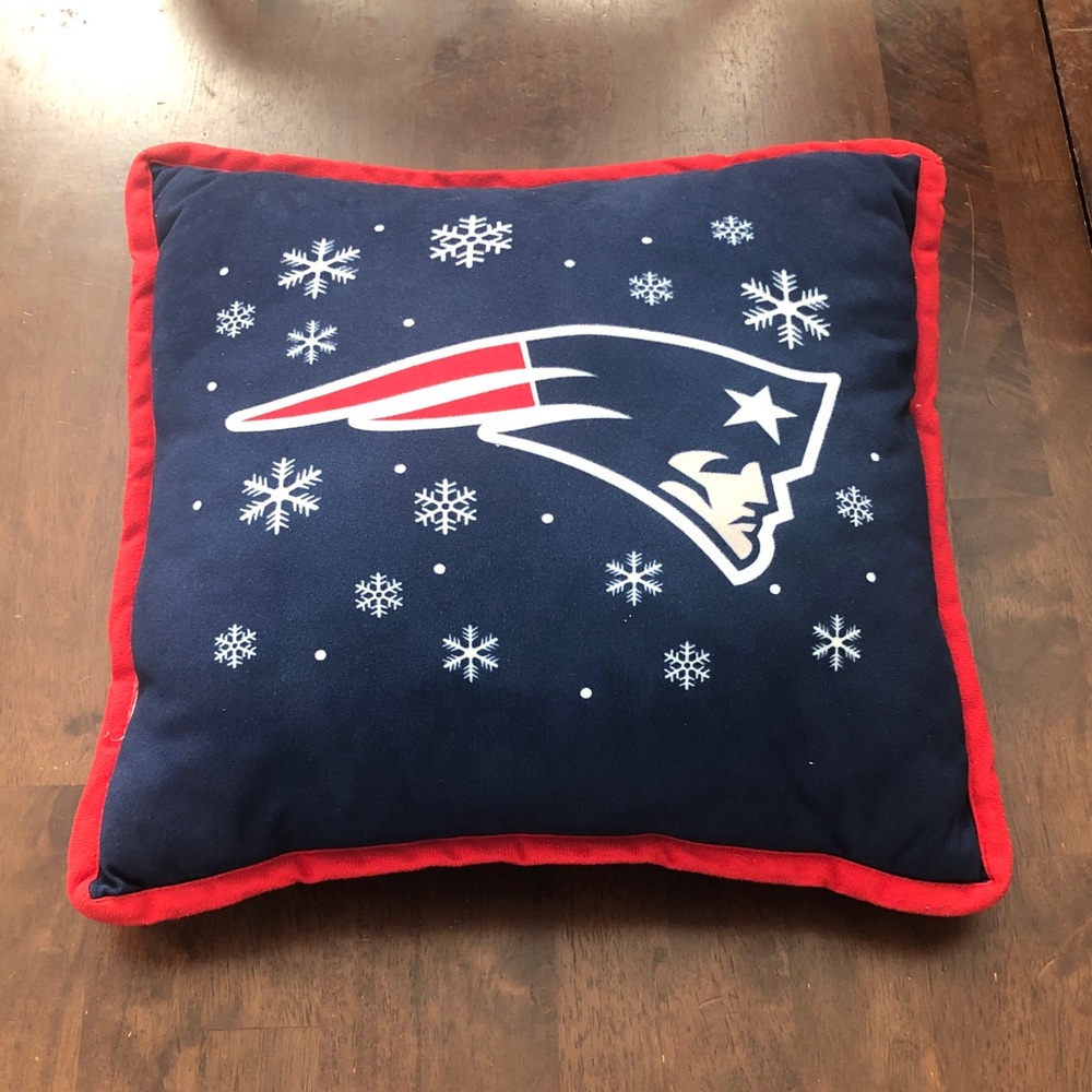 🦇 NFL New England Patriots Snowflake Accent Pillow